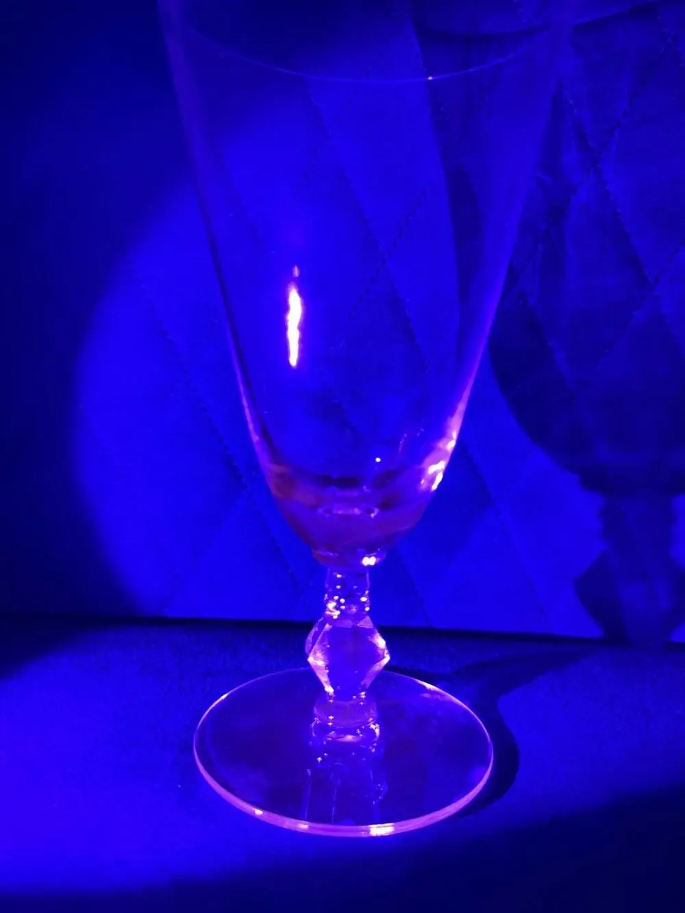 🍷✨ Set of 8 Vintage Clear Glass Water Iced Tea Goblets – UV Reactive Pink Glow
